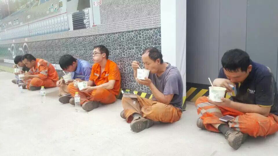 成都頂管機維修改造現場，一線人員席地而坐吃著快餐，只求多點時間解決問題