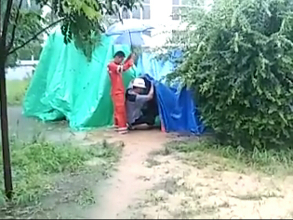 新鄉暴雨，員工冒雨檢查設備